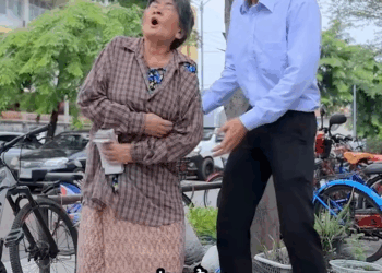 [ครบชุด] 1807251 เธอใช้นาฬิกาเพื่อขอความช่วยเหลือ ละครสั้น หนังสั้น