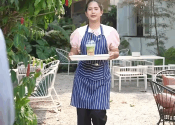 [ครบชุด] 2207128 แฟนผู้จัดการรังแกเด็กเสิร์ฟ แต่ไม่รู้เลยว่าเธอคือเจ้าของร้าน สู้ไปด้วยกัน