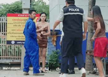 [ครบชุด] 1508061 มีคนอยู่ใต้โต๊ะ ชายเสื้อขาวจะเห็น