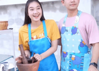 1008116 พี่ฟ้าลำบากเนอะ ต้องมาทนตากแดดขายส้มตำ