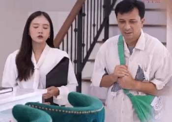 1008371 คนเร่ร่อนอย่างลุง ยืนดูบ้านตัวอย่างข้างนอกนู่น