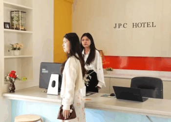 1008372 พนักงานโรงแรมธรรมดา กล้าลองดีกับน้องสาวท่านประธาน