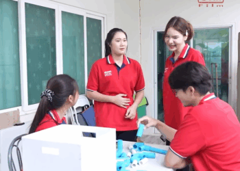 1008006 ห่อข้าวมากิน แต่กินกับของเพื่อน