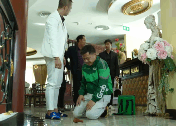 1008252 คนส่งอาหารต้องมาเก็บไก่ตกพื้นข้างเท้าพี่ฟู่กิน ปายวันวัน