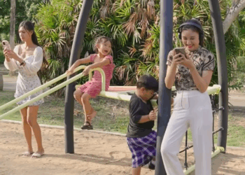 [ครบชุด] 2808096 ผู้ใหญ่เอาแต่ดูโทรศัพท์ จูงลูกผิดยังไม่รู้ตัวเลย หนังสั้น ไฟเขียว