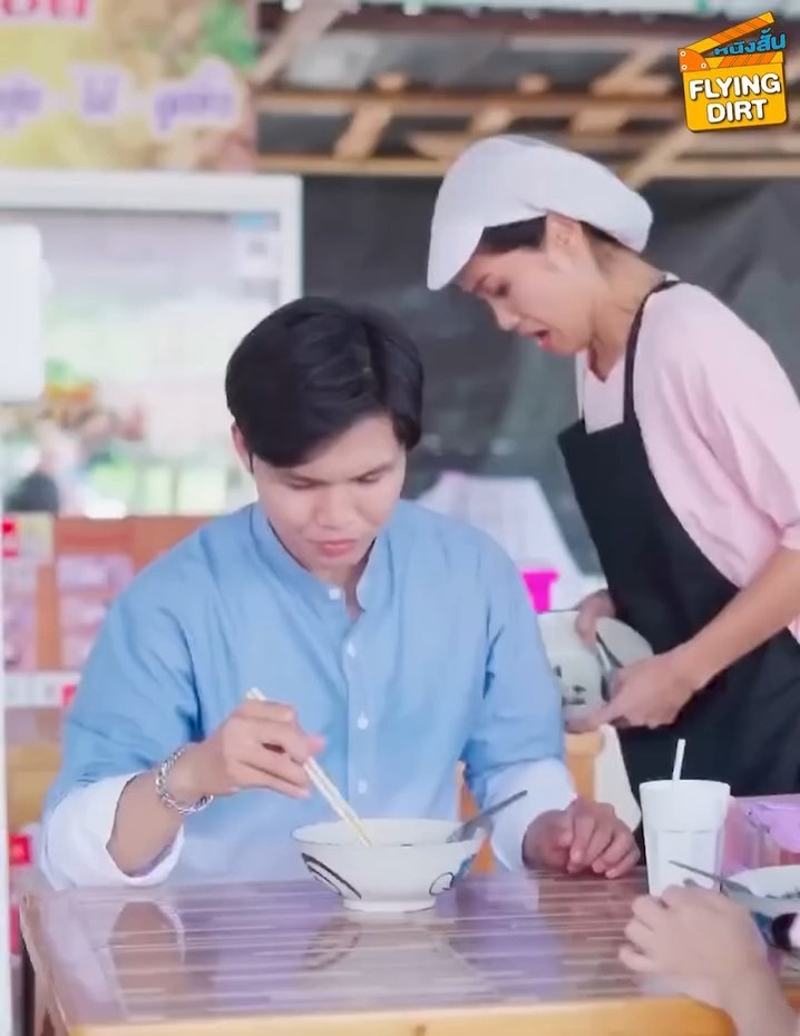 [ครบชุด] 2009002 ทำไมเจ้าของร้าน ทำก๋วยเตี๋ยวหกใส่เสื้อลูกค้าคนนี้ประจำ