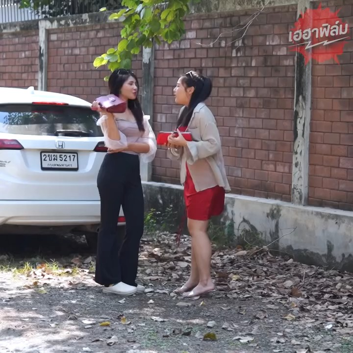 [ครบชุด] 2609112 เเต่งสูทขับรถสองเเถว มางานเลี้ยงรุ่นไม่อายเพื่อนหรือไง เฮฮาฟิล์ม