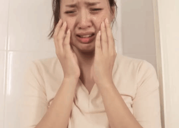 [ครบชุด] 1010158 สั่งแฟนให้เก็บขนมเค้าที่ตกพื้นขึ้นมากิน คิดว่าแฟนเป็นของตาย